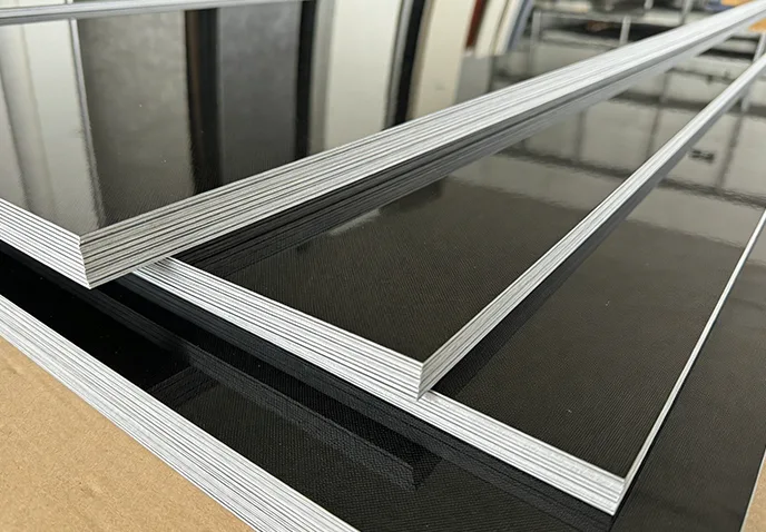 Карактеристиките на ѕидниот панел од јаглеродни кристали PET огледало.